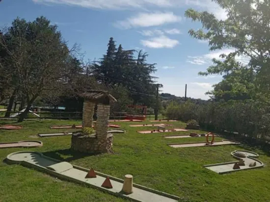 Parcours de mini-golf familial et activités ludiques sur place