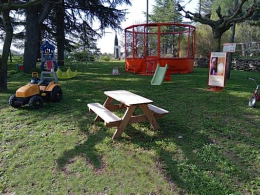Aire de jeux plein air pour enfants avec trampoline et balançoires