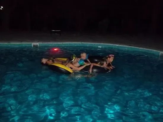 Bains de soleil et transats aménagés autour de la piscine extérieure