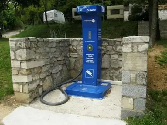 Borne de services et vidange pour camping-cars sur le domaine