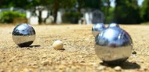 Terrain de pétanque ombragé sous les chênes au camping