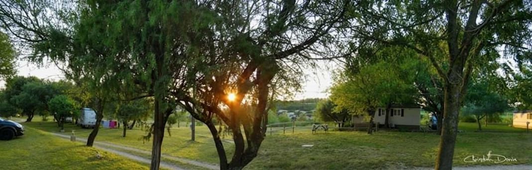 Panoramablick auf einen großen Natur-Stellplatz auf dem Campingplatz