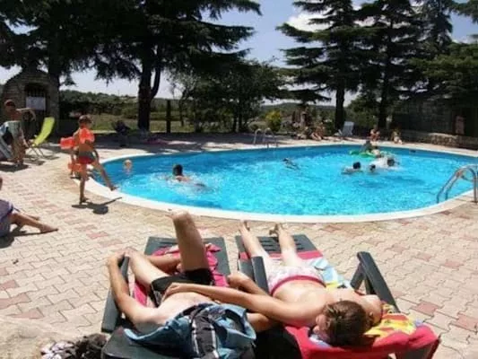 Baignade familiale et activités nautiques dans la piscine du camping