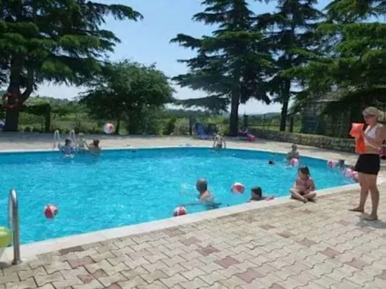 Grand bassin de baignade et solarium du camping Les Truffières en Sud Ardèche