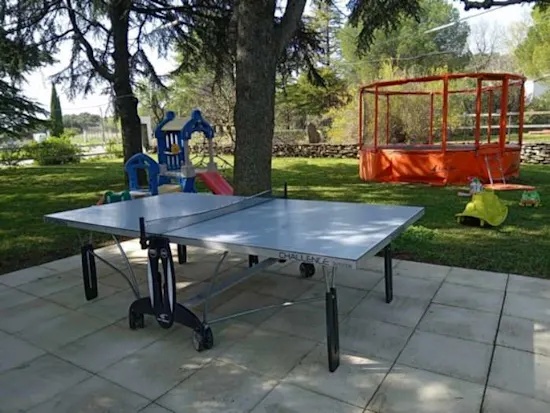 Tables de ping-pong et animations sportives en plein air
