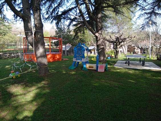 campeggio con area giochi per bambini a grignan
