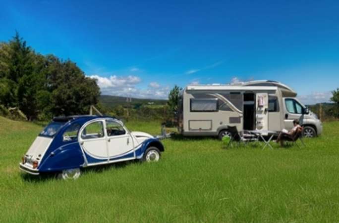 campeggio con piazzole per campeggio auto, furgoni, roulotte, tende di tela vicino a grignan