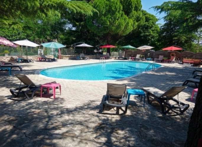 piscine ombragée du camping les truffieres